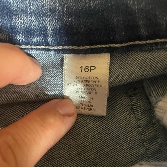 LOGO jeans. Cute with many shades of blue and whispered at the hips. Size 16P - Picture 5 of 5